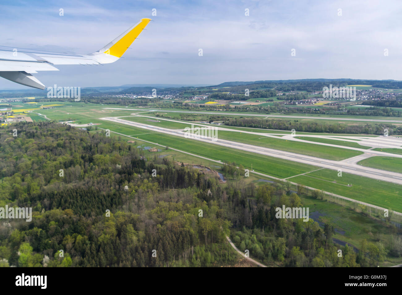 Luftaufnahmen einer Landebahn des Flughafens Zürich aus einem Vueling Flugzeug kurz nach dem Start. Stockfoto