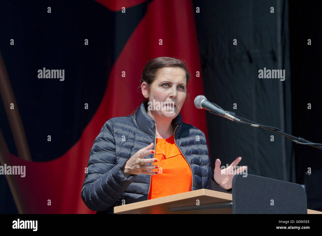 Pia Olsen Dyhr, MP und Führer der sozialistischen Volkspartei, spricht am 1. Mai, Tag der Arbeit, in Faelledparken, Copenhagen Stockfoto