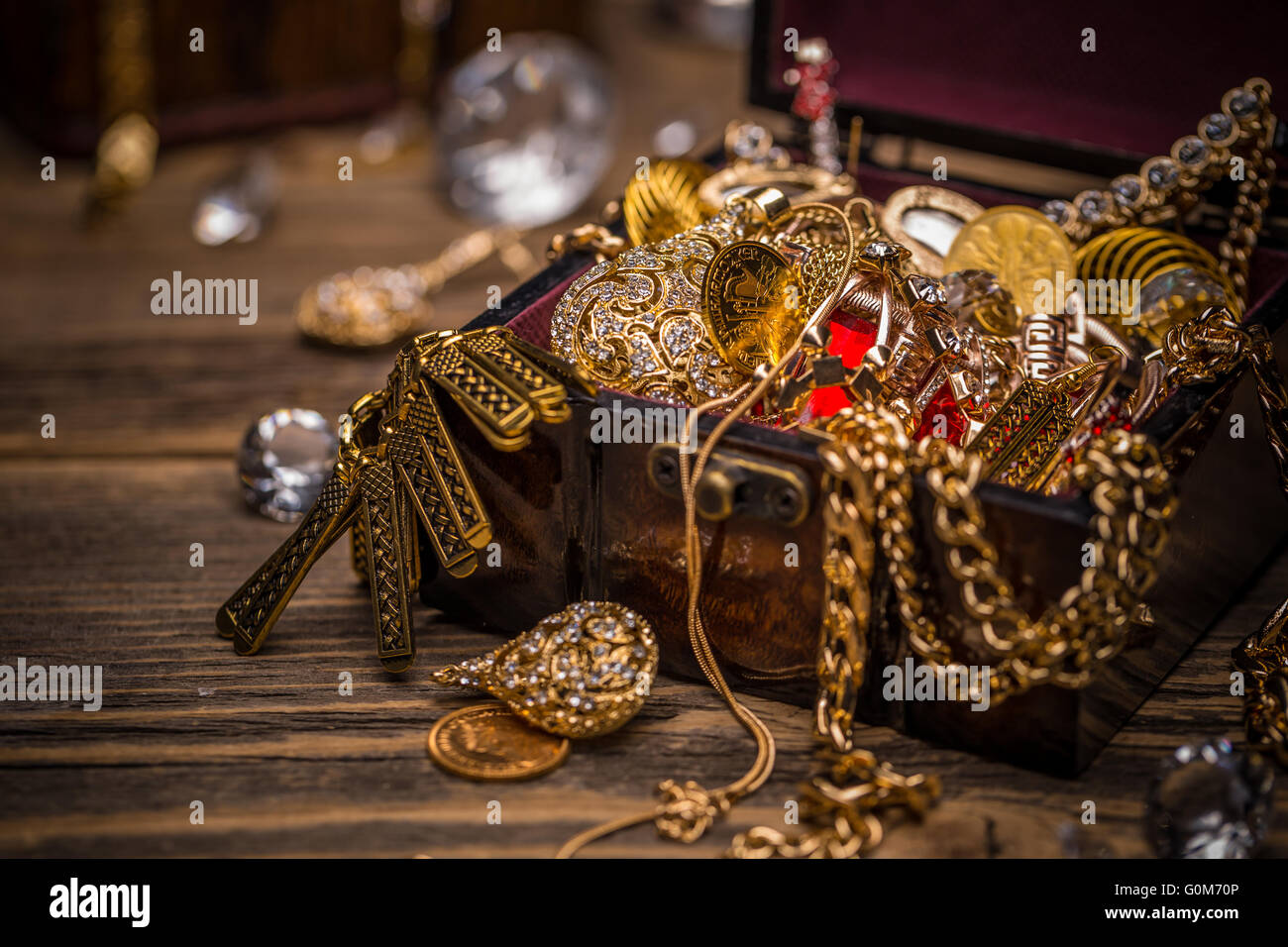 Hölzerne Schmuck Box Stillleben auf Vintage Holz-Hintergrund Stockfoto