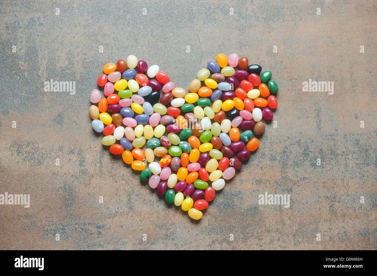 Herzsymbol von Gummibärchen auf dunklem Hintergrund, Liebe Konzept Stockfoto