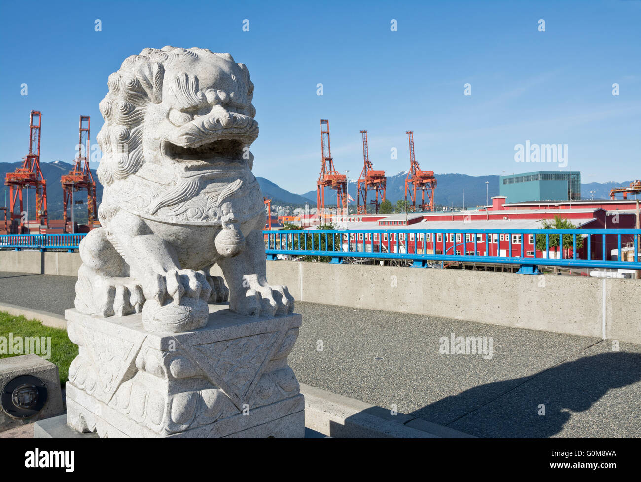 Steinstatue eines chinesischen Löwen durch den Hafen von Vancouver.  Zum Gedenken an Schwester Beziehung zwischen Vancouver und Shanghai port Stockfoto