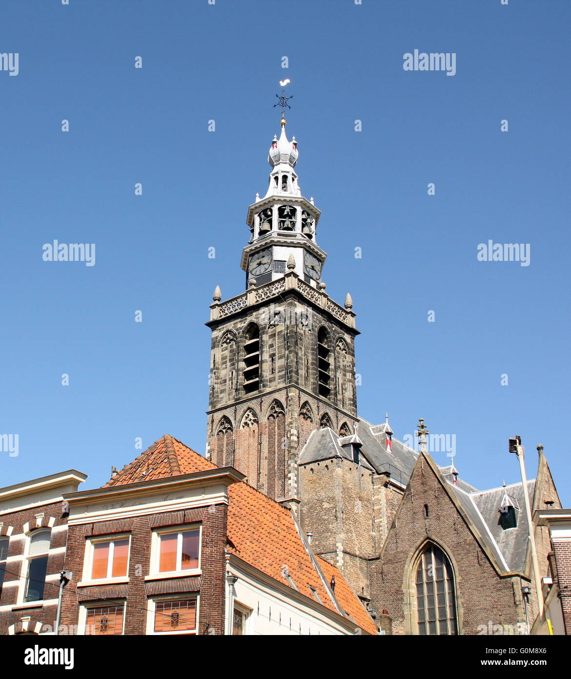 Turm der St.-Jans-Kirche aus dem 13. Jahrhundert in der Stadt Gouda Stockfoto