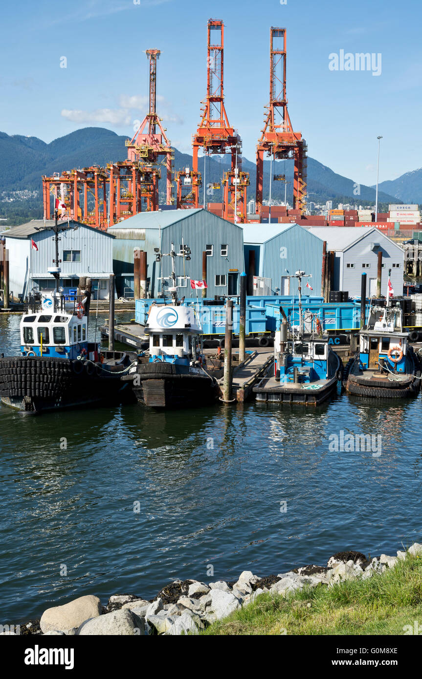 Vancouver-Port mit dem Laden von Kränen und Schlepper.  Am TYMAC starten Sie Service im Burrard Inlet. Stockfoto