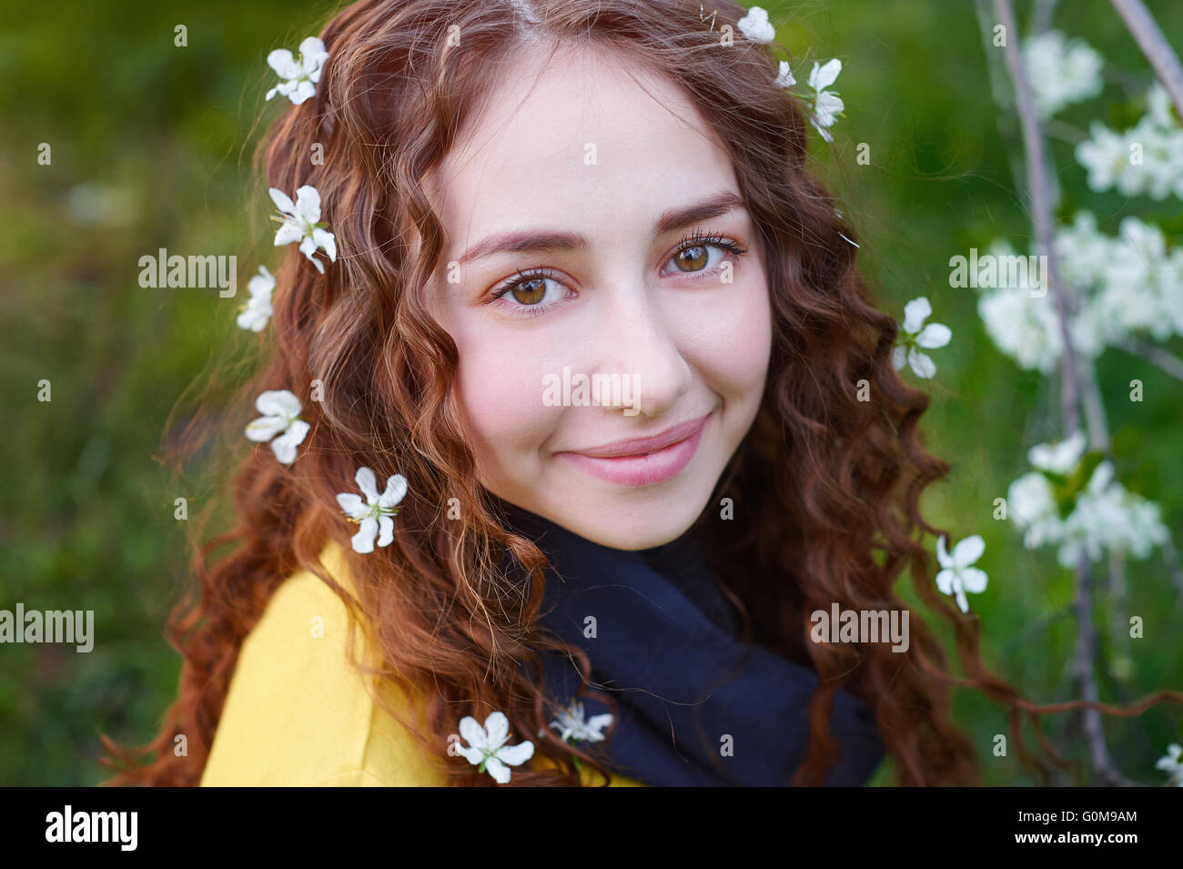 Portrait von junge schöne Frau im Frühjahr blühenden Bäumen Stockfoto