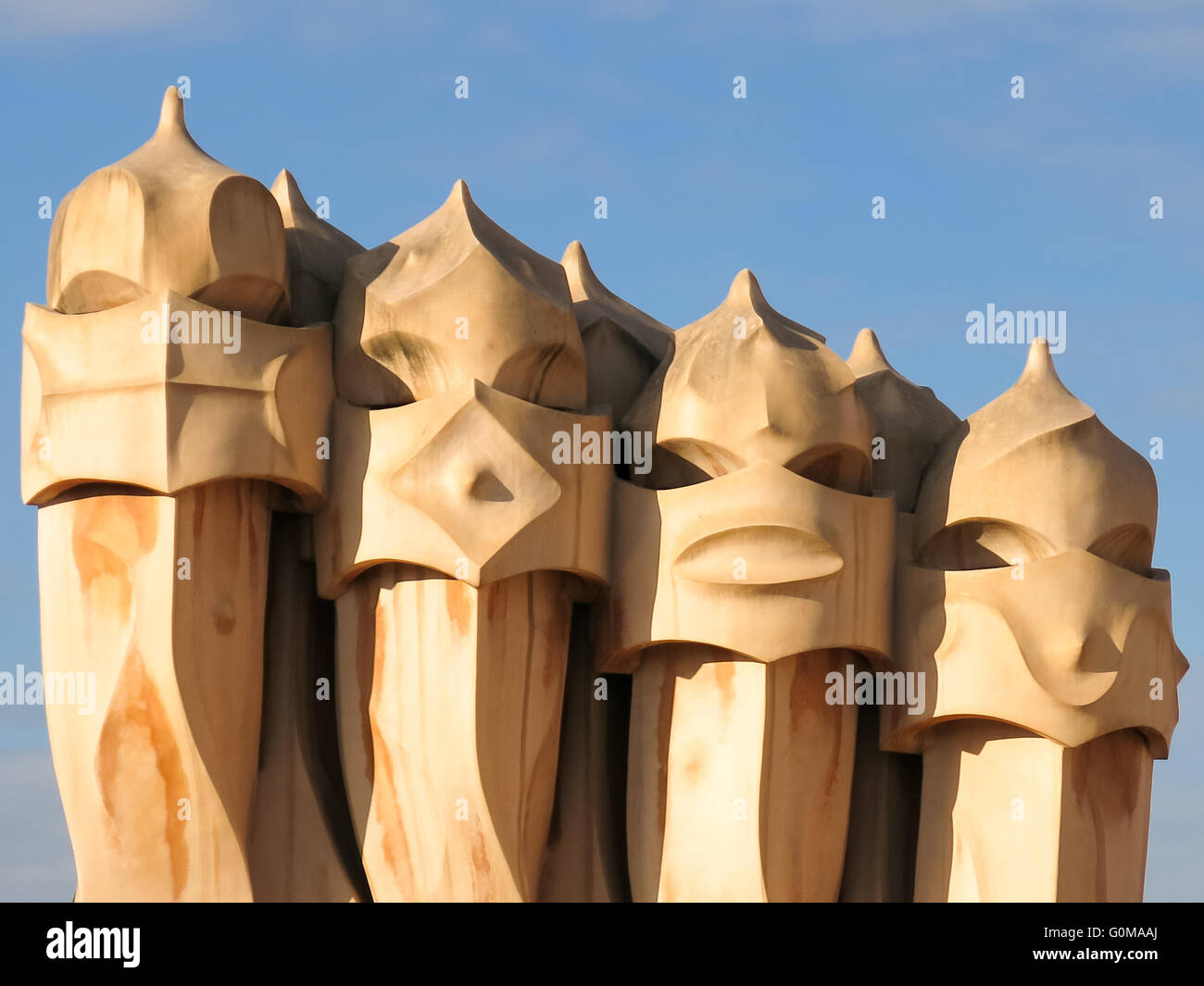 Schornsteine auf dem Dach der Casa Mila, La Pedrera, Haus von Gaudi in Barcelona, Spanien Stockfoto Schornsteine auf dem Dach der Casa Mila, La Pedrera, Haus von Gaudi in Barcelona, Spanien Stockfoto