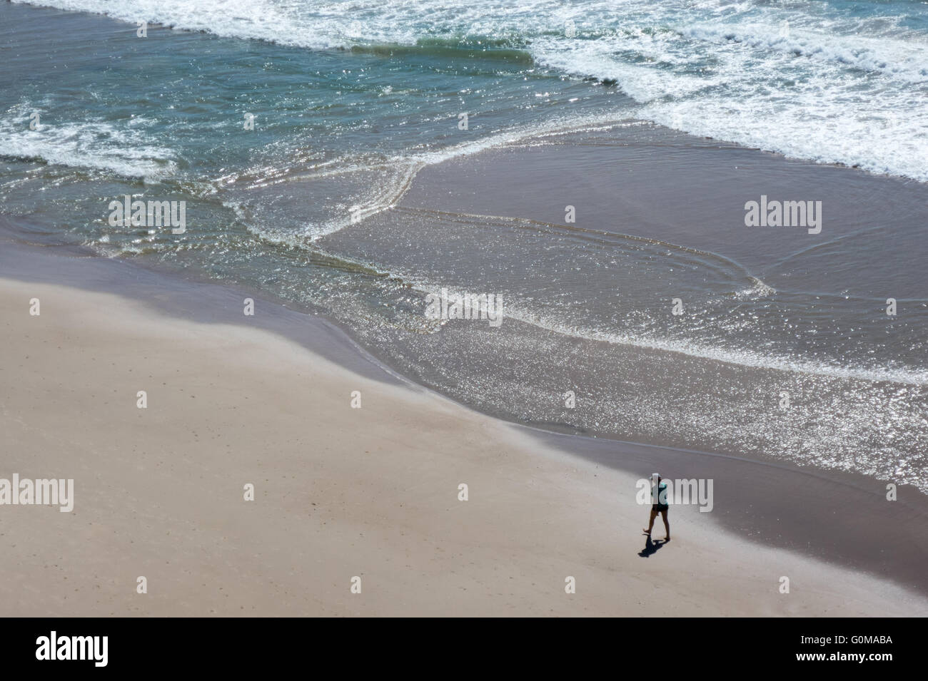 Eine Person, die am Strand entlang spazieren, an der Gold Coast in Queensland-Australien Stockfoto