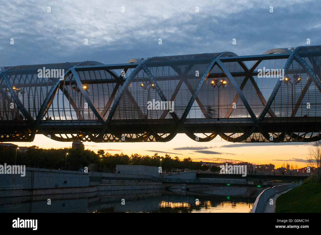 Perrault Brücke und Fluss Manzanares in der Abenddämmerung. Madrid-Rio, Madrid, Spanien. Stockfoto
