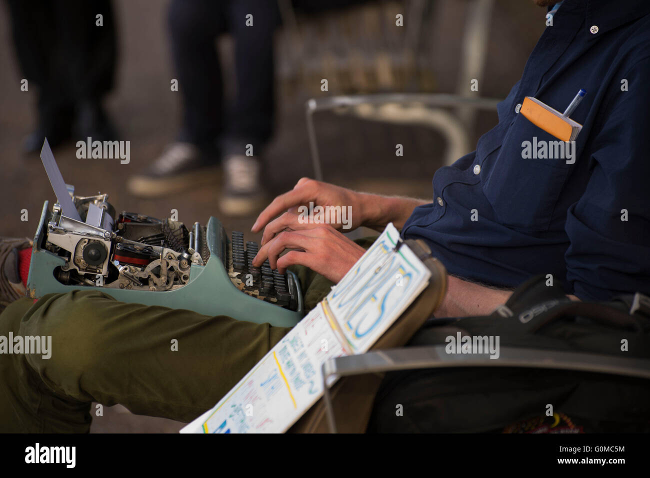 Mann auf einer Schreibmaschine zu tippen Stockfoto