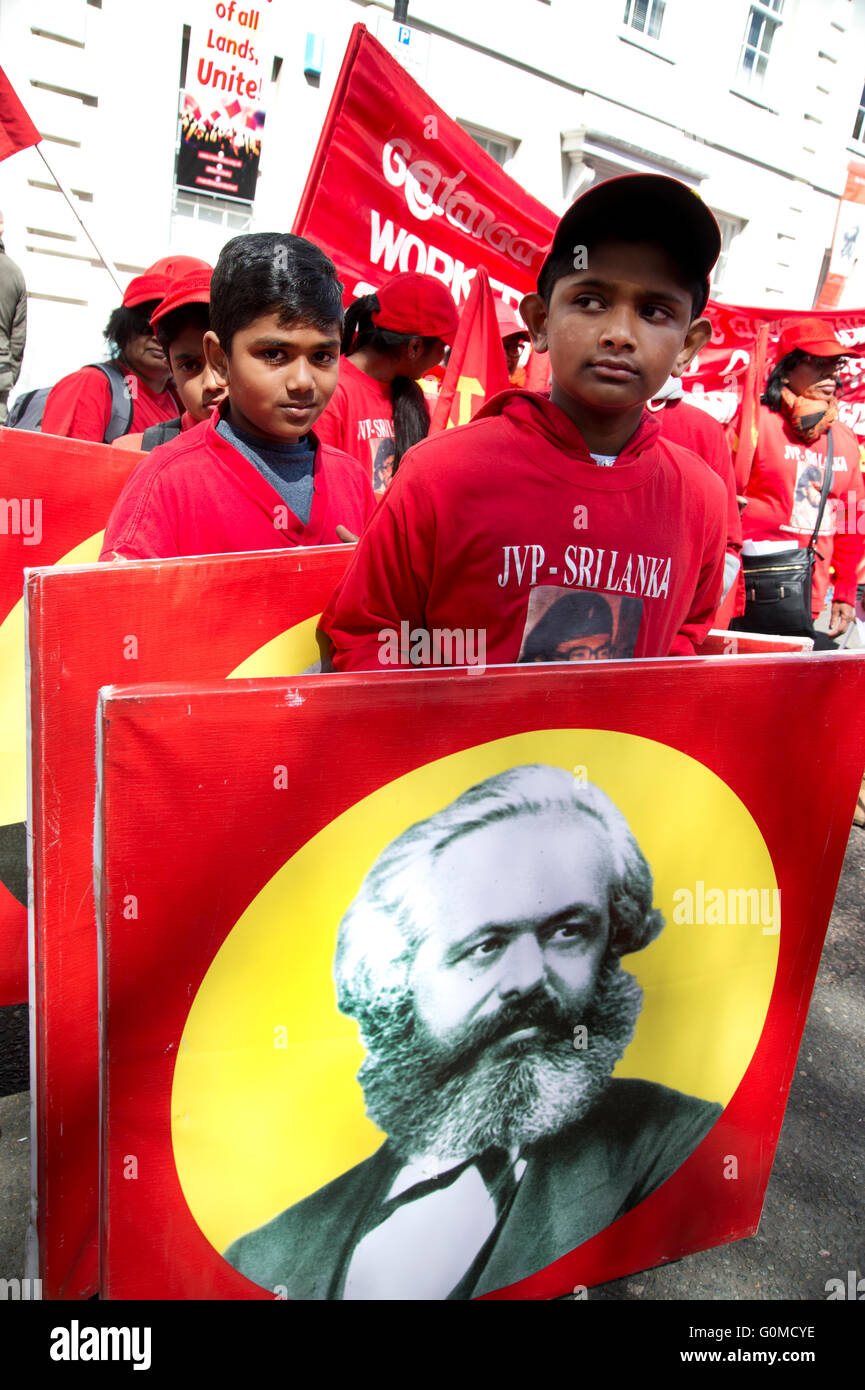 Mayday-2016. Clerkenwell. Tamilische Kinder tragen ein Porträt von Karl Marx. Tag der internationalen Arbeiter. Stockfoto