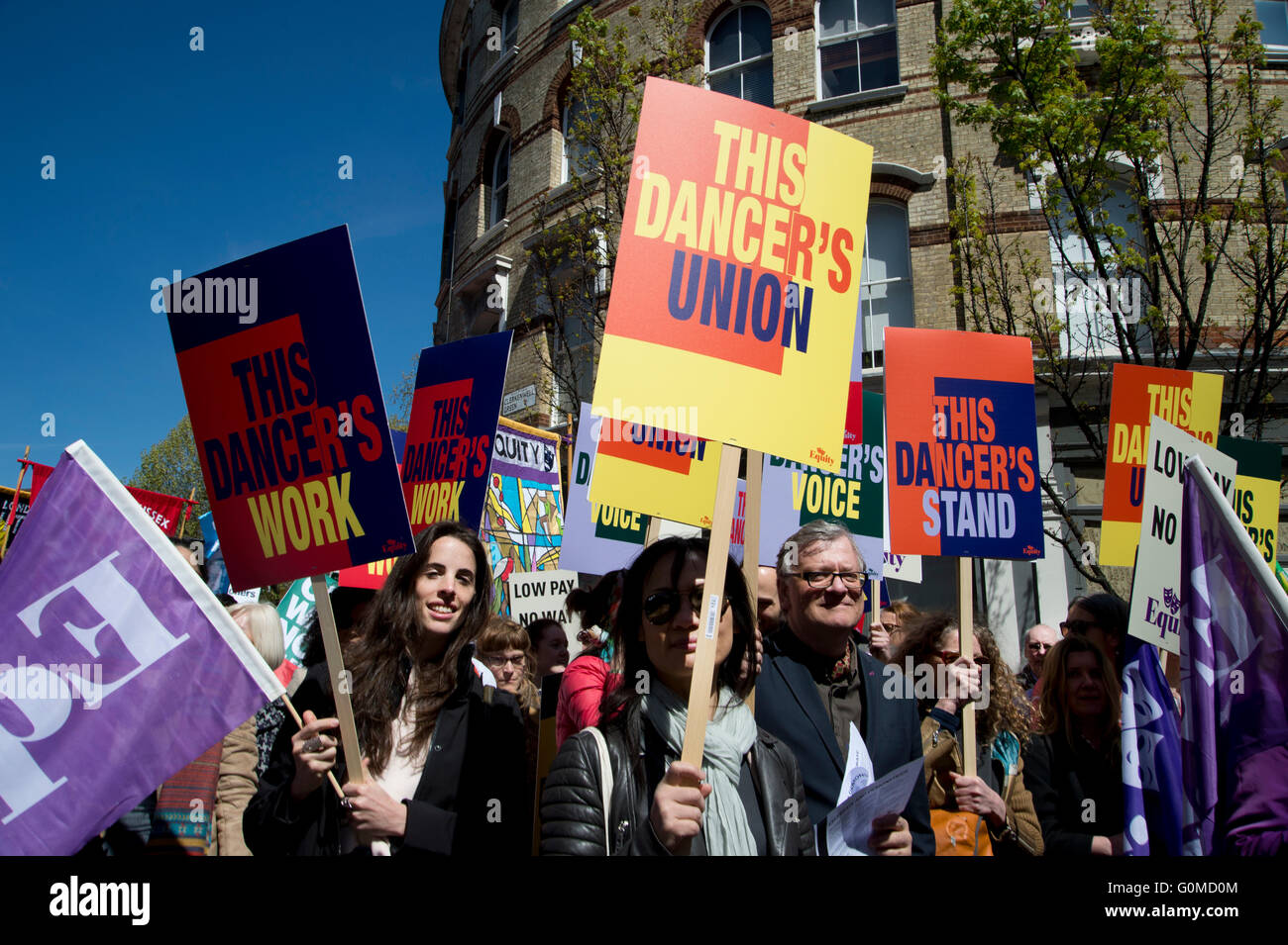 Mayday-2016. Clerkenwell. Internationaler Arbeiter Tag. Tänzer Gewerkschaftsmitglieder mit Plakaten. Stockfoto