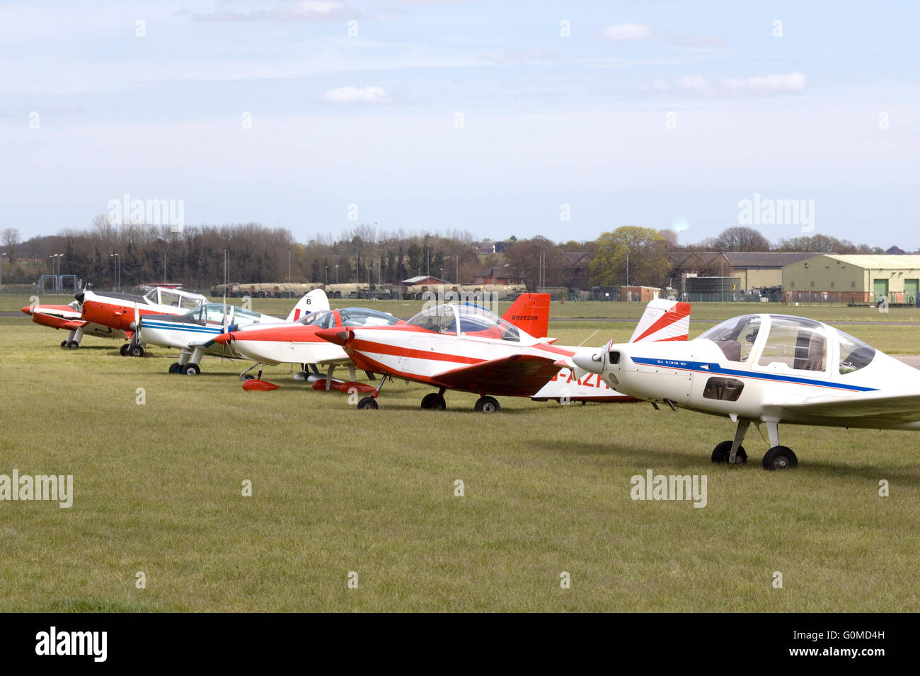 Festen Flügel einmotorige Flugzeuge geparkt in Feld Stockfoto