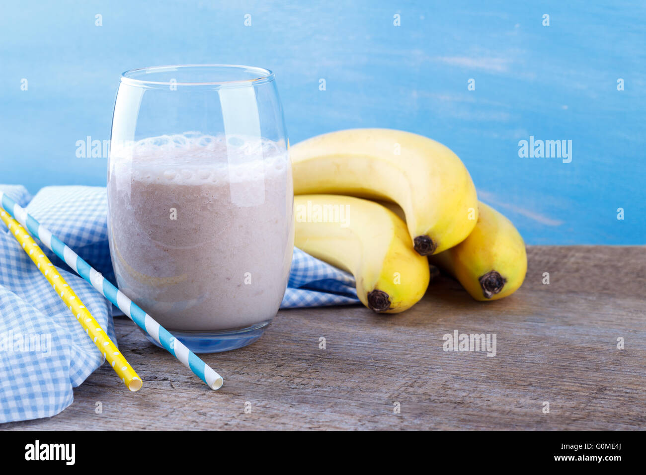 Gesunde Banane Smoothie auf hölzernen Hintergrund Stockfoto