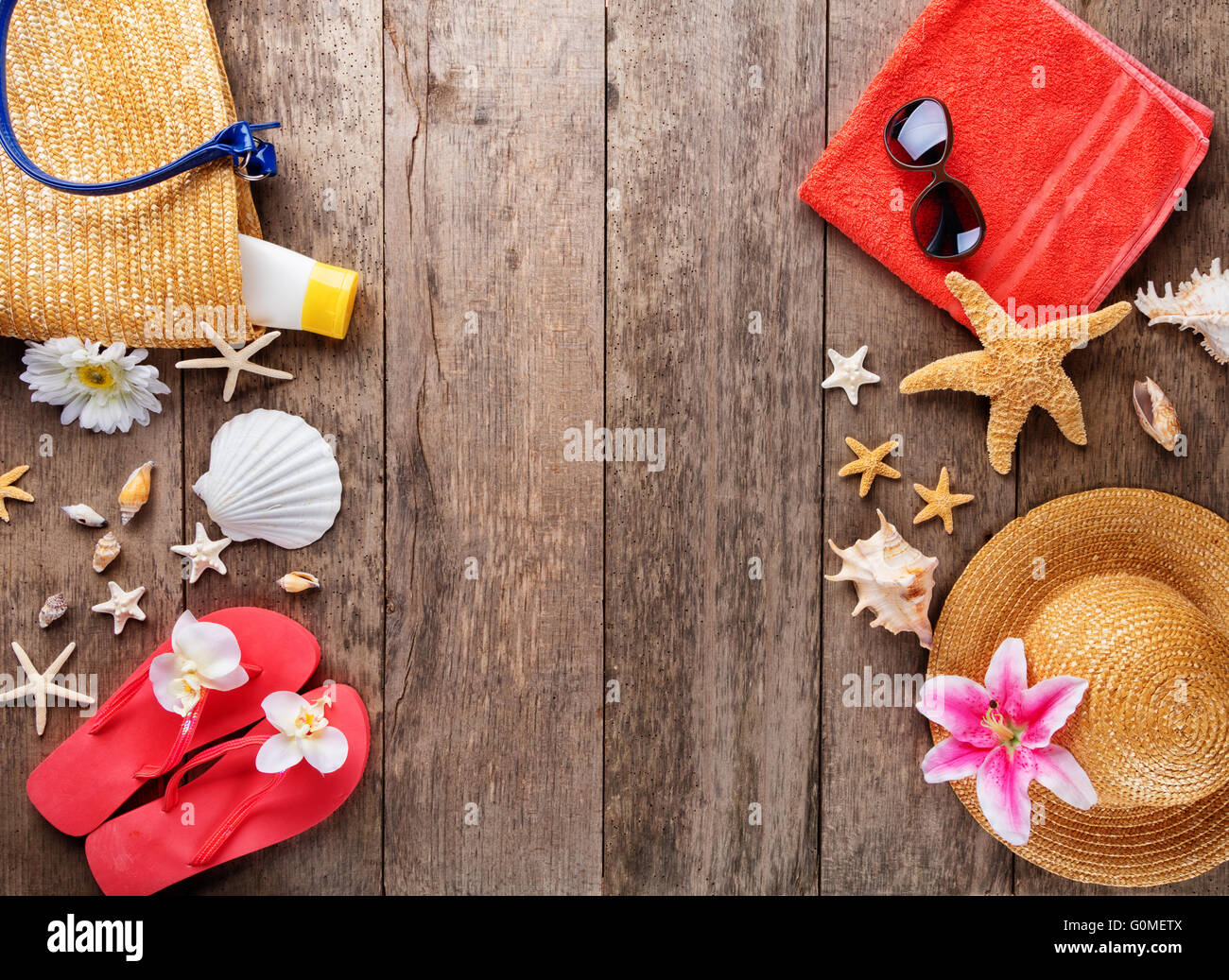 Sommer Zubehör platziert auf Holzbohlen Stockfoto