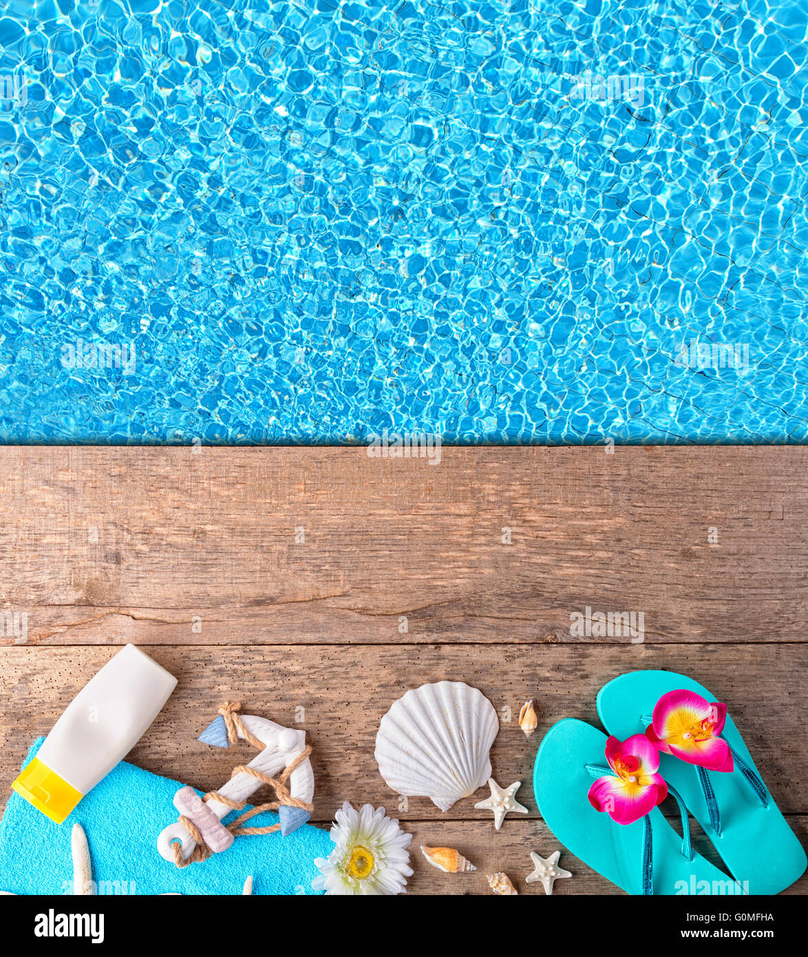 Strand-Accessoires auf hölzernen Hintergrund platziert auf Schwimmbad. Exemplar für text Stockfoto