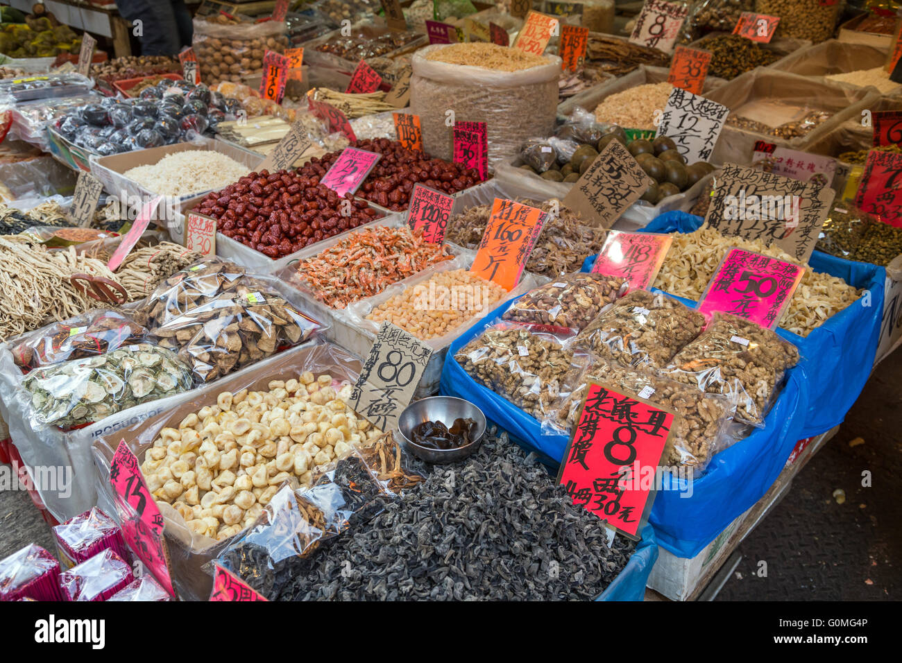 Diverses (Trockenfutter) Zutaten für Verkauf auf dem Straßenmarkt in Tai Po, Hong Kong, China. Stockfoto