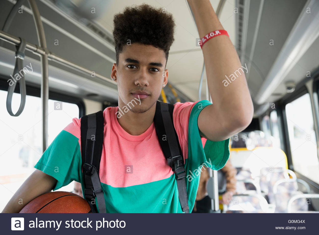 Porträt ernst junger Mann mit Basketball, die Fahrt mit bus Stockfoto