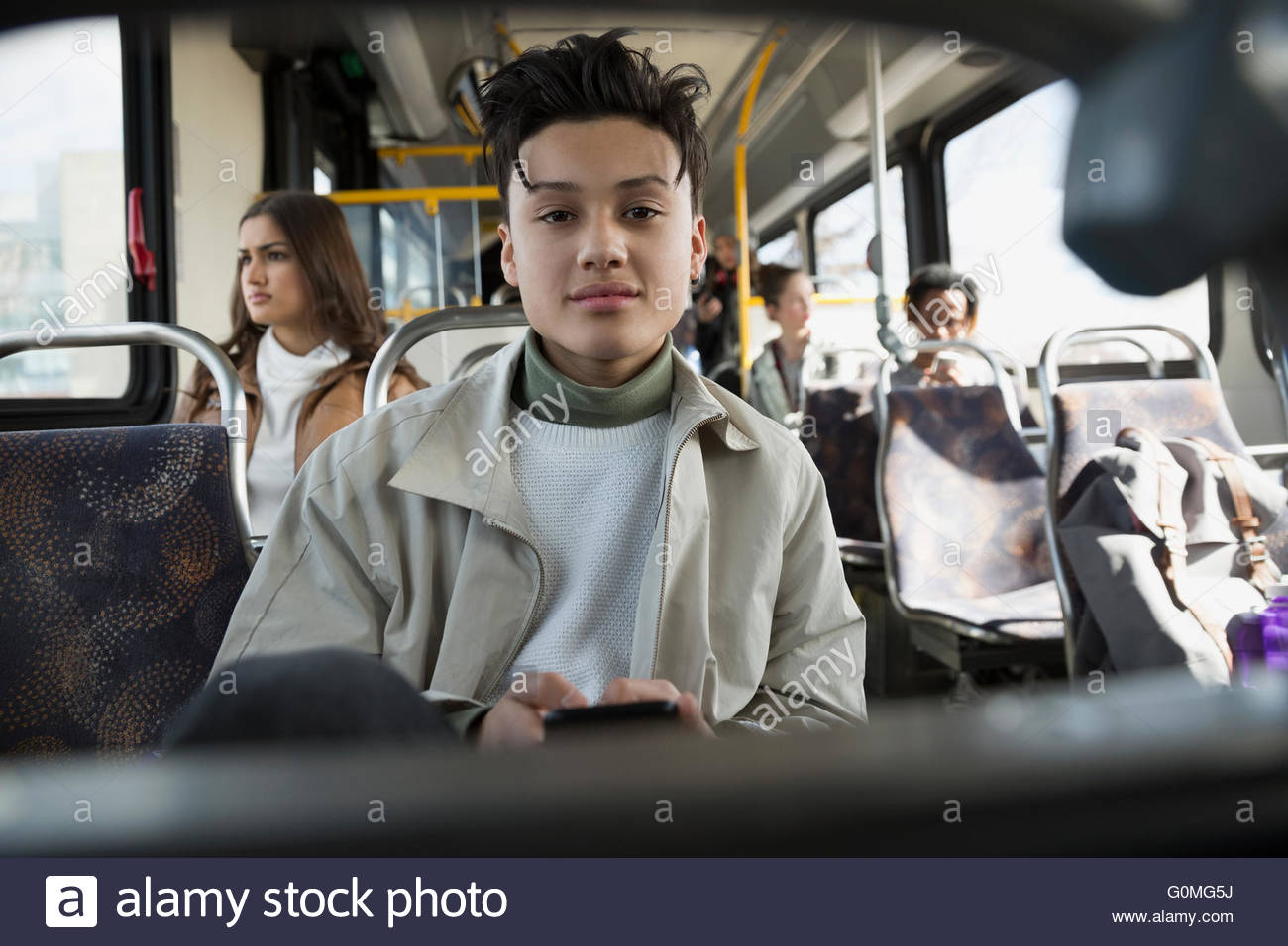 Porträt zuversichtlich junger Mann Fahrt mit bus Stockfoto