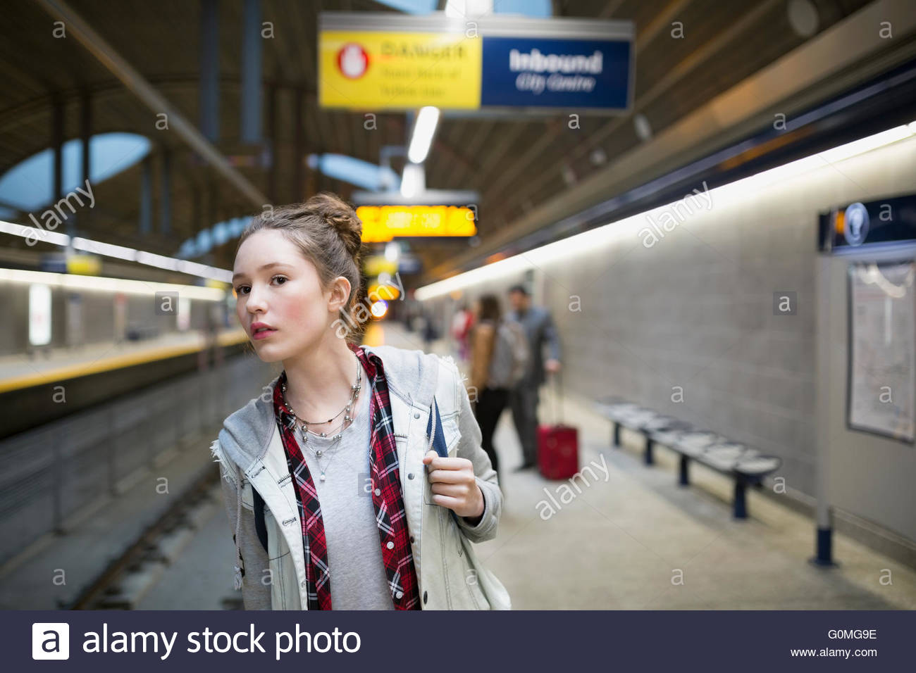 Teenager-Mädchen warten im Vorgriff auf u-Bahn-Bahnsteig Stockfoto