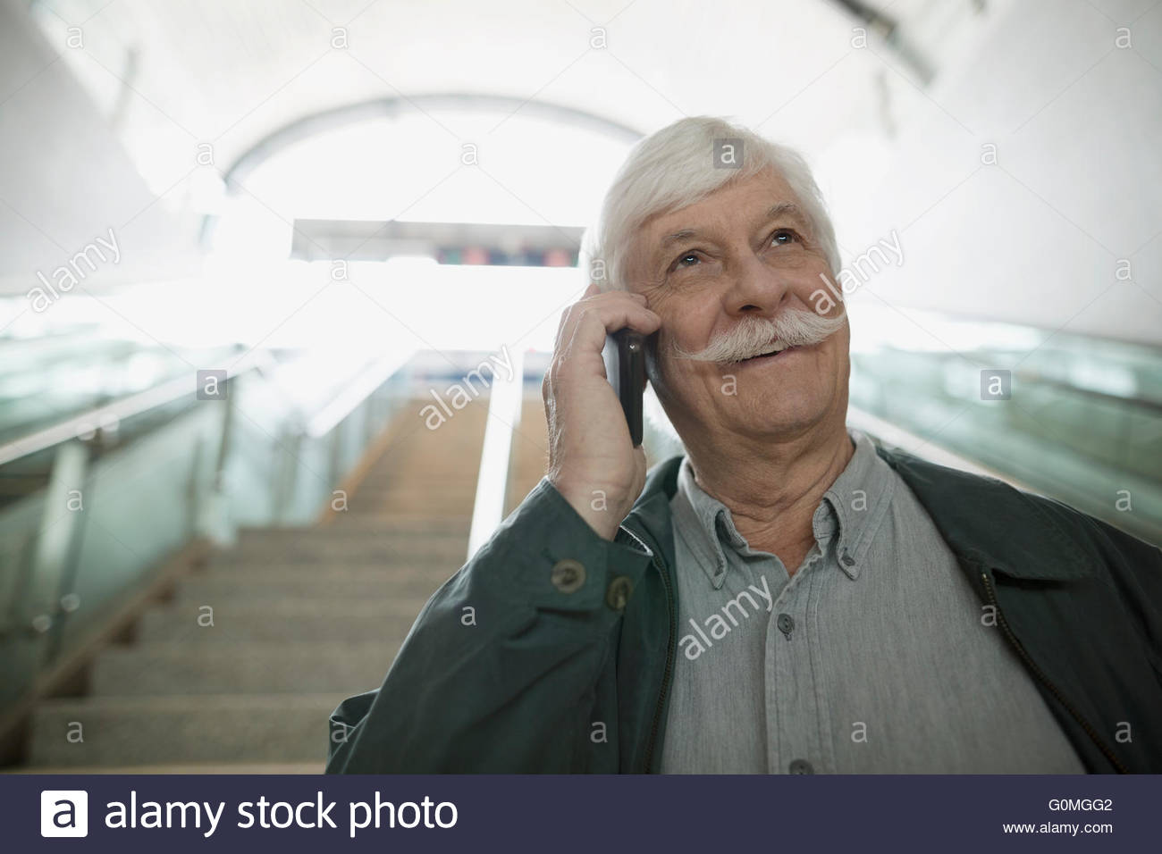 Lächelnd senior woman Schnurrbart reden über Handy Stockfoto