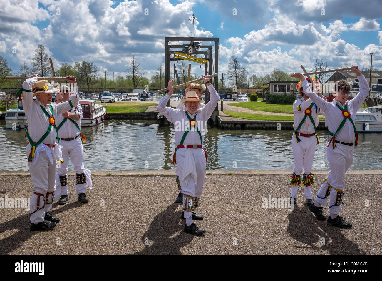 Morris Tänzer zeigen ihre tänzerischen Fähigkeiten in Ely-Aal-Festival im Mai 2016.  Stick Glockenblumen Hut Spinnen springen Stockfoto