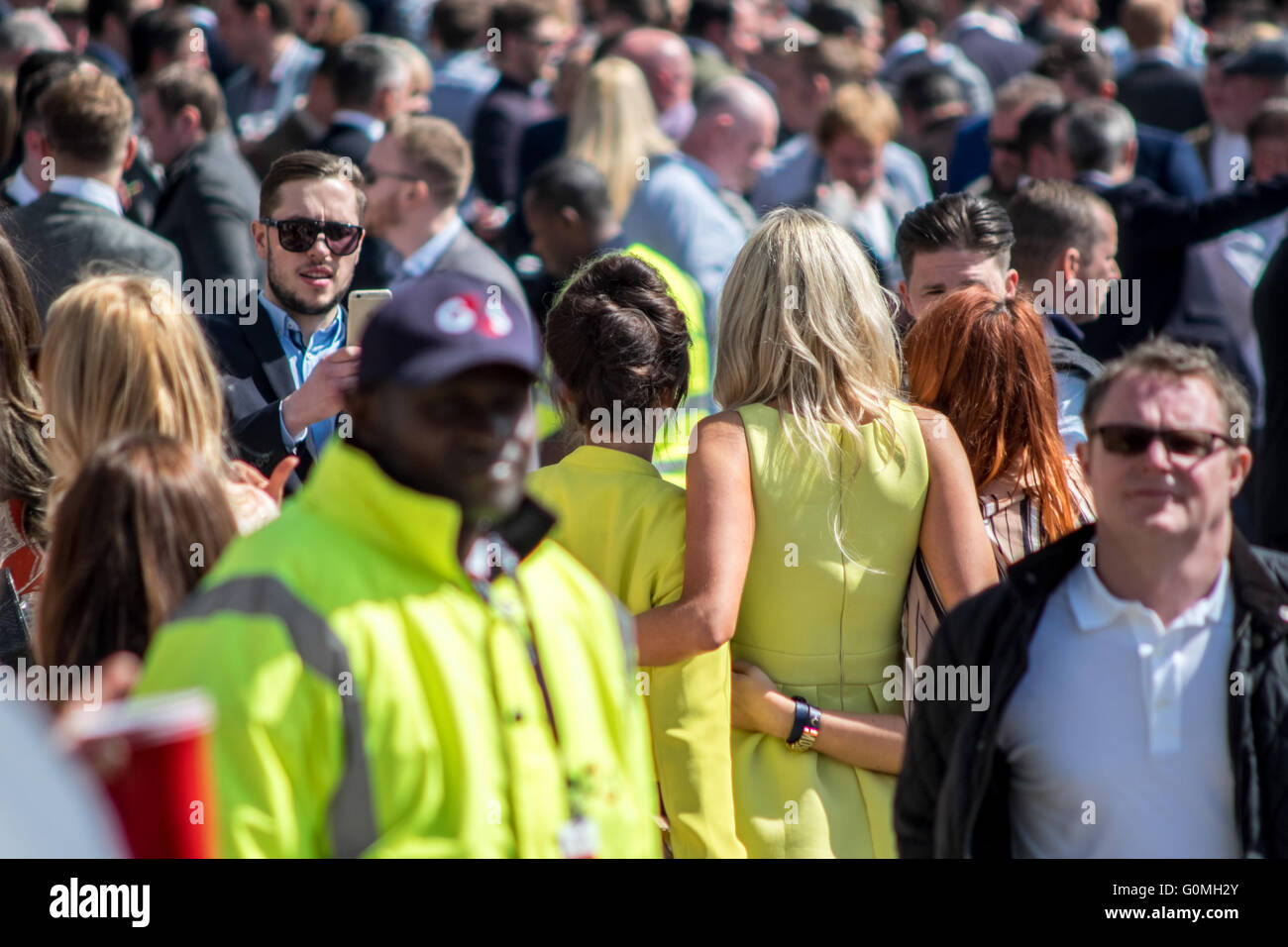 Mädchen in Sommerkleider posieren für ein Foto Foto an einem sonnigen Tag bei den Pferderennen Pferde Rennen in Newmarket England Vereinigtes Königreich. Stockfoto