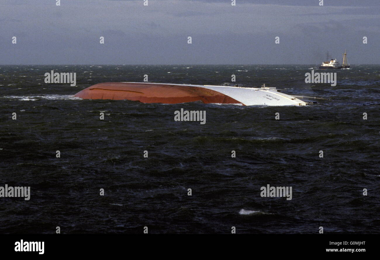 AJAXNETPHOTO. 31. AUGUST 1984. KANAL IN BELGIEN. -RADIO AKTIV SCHIFFBRUCH - DAS GEKENTERTE WRACK DER FRANZÖSISCHE FRACHTER MONT LOUIS (5.800 TONNEN), DIE IN DER NÄHE DER AKKAERT SANK BANK 6 MEILEN VOR DER BELGISCHEN KÜSTE AM 26. AUGUST NACH EINER KOLLISION MIT DEM CROSS CHANNEL FÄHRE OLAU BRITANNIA. FRACHTER TRUG TEIL-LADUNG VON 30 CONTAINER VON 15 TONNEN RADIOAKTIVE URAN-HEXAFLOURIDE. FOTO: JONATHAN EASTLAND/AJAX REF: 21501 1 45 840831 Stockfoto