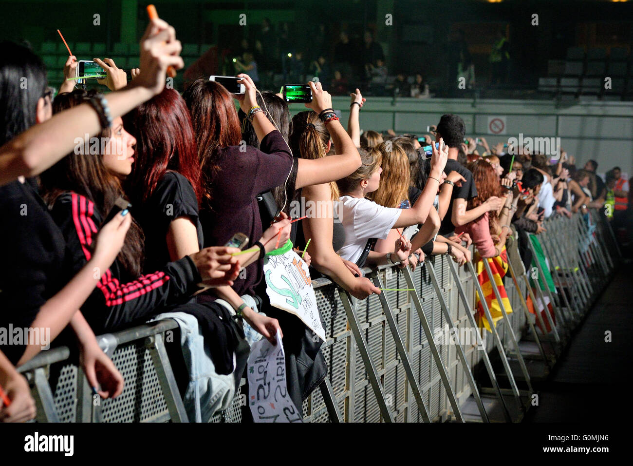 BARCELONA - 30 MAR: Menge in einem Konzert in St. Jordi Club Stadium am 18. März 2015 in Barcelona, Spanien. Stockfoto