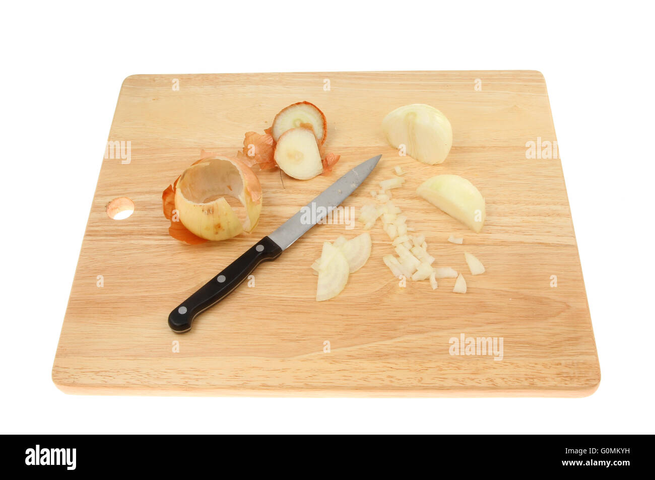 Küchenmesser und ein Teil gehackte Zwiebel auf ein Schneidbrett aus Holz isoliert gegen weiß Stockfoto