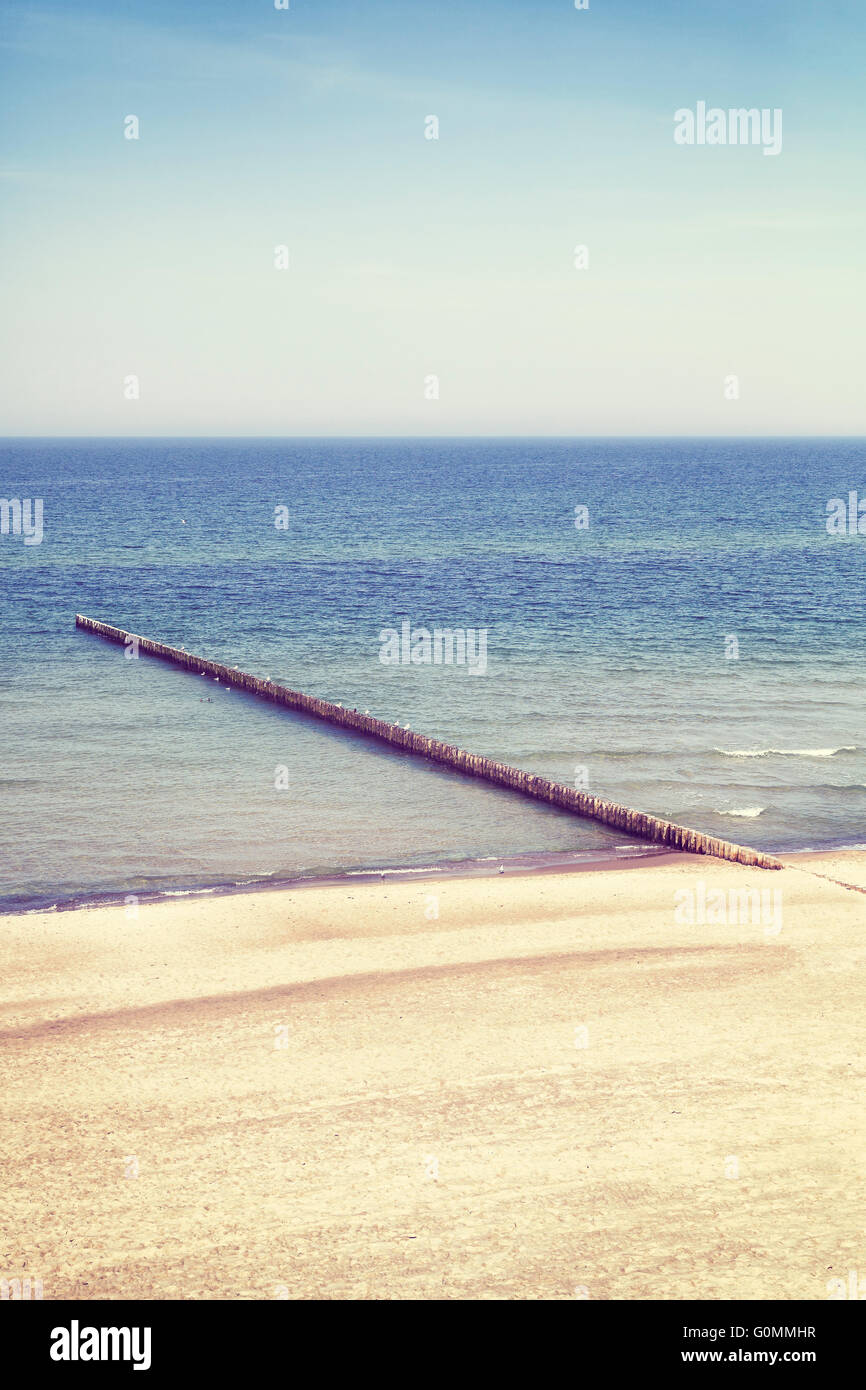 Vintage getönten Bild von einem ruhigen Meer und Strand, Natur Hintergrund. Stockfoto