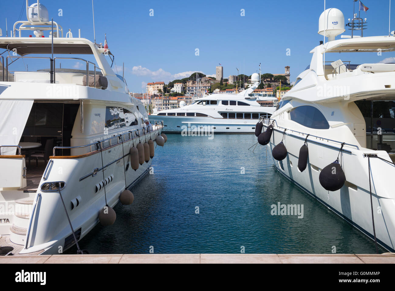 Luxus-Yachten vor Anker in Cannes, Frankreich. Die alte Stadt von Le Suquet ist im Hintergrund. Stockfoto