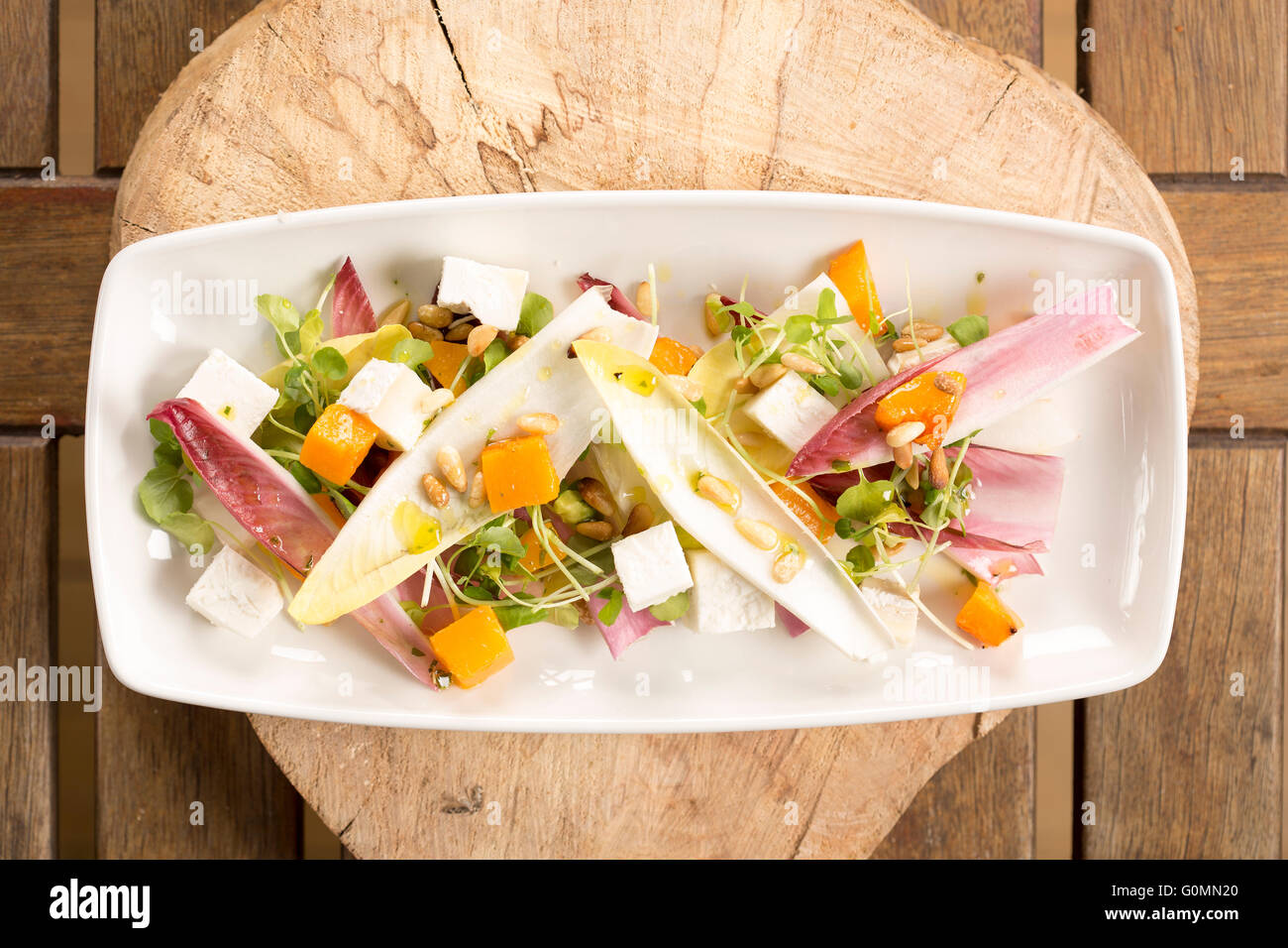 Chicorée, Squash & Ziegenkäse Salat Stockfoto