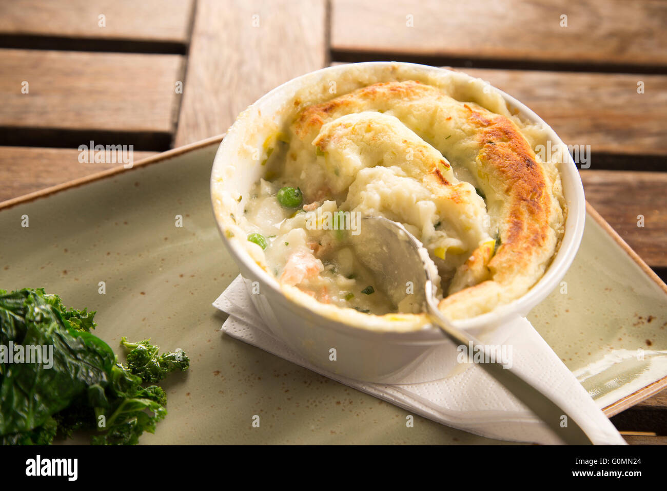 Fisch Pie mit Cheddar Maische Stockfoto