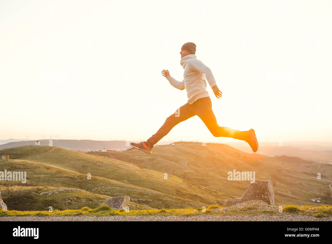 Mann im freien laufen und springen Stockfoto