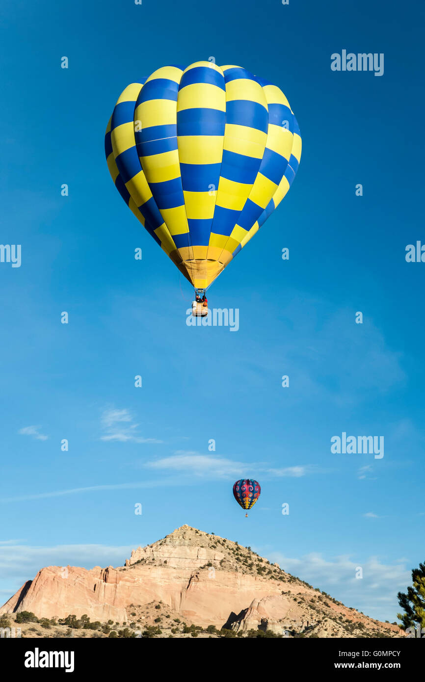 Heißluftballons und Pyramide Rock, Red Rock Ballon Rallye, Gallup, New Mexico, Vereinigte Staaten Stockfoto