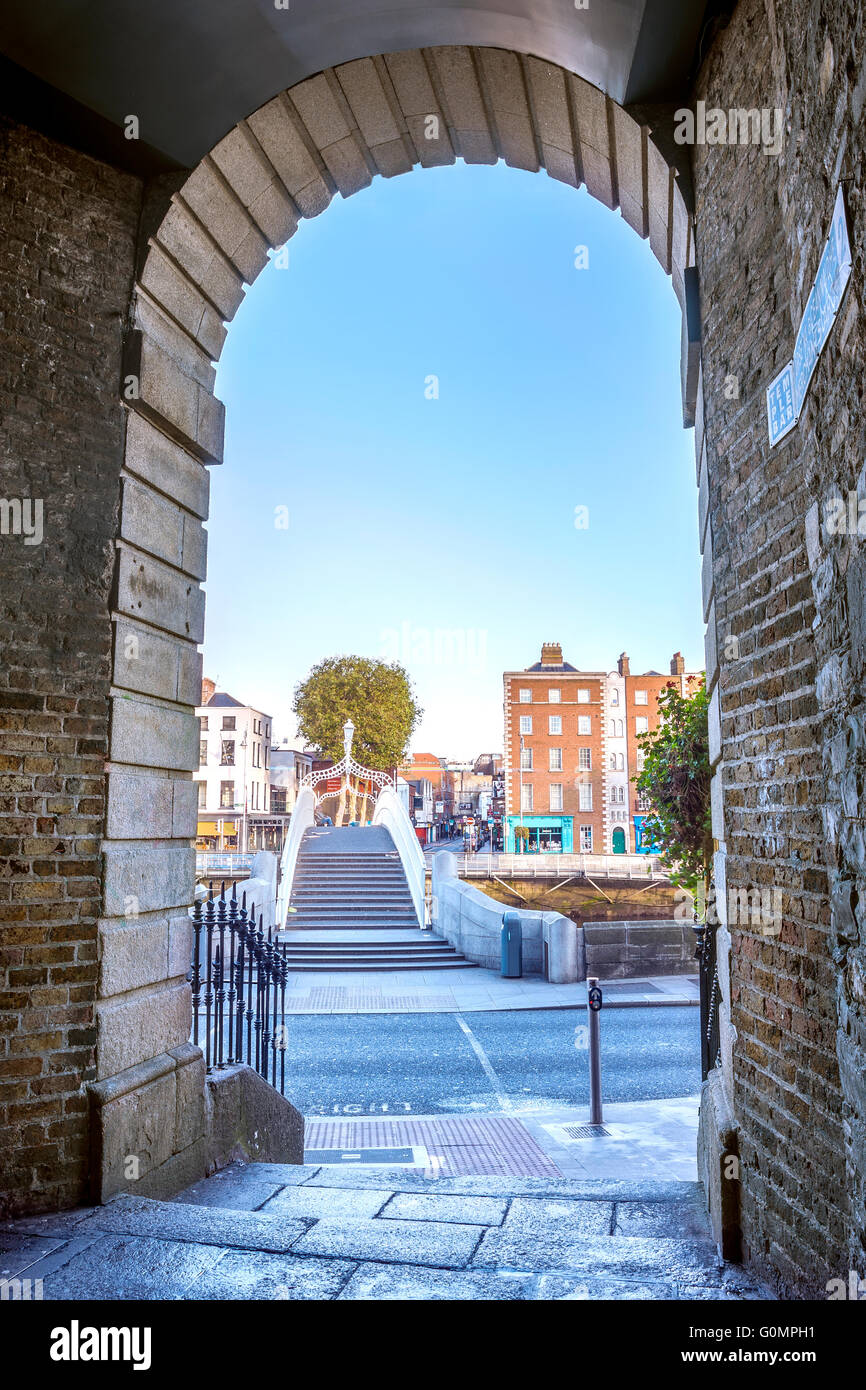 Blick auf Hapenny Brücke von Merchants Arch in Dublin, Irland Stockfoto