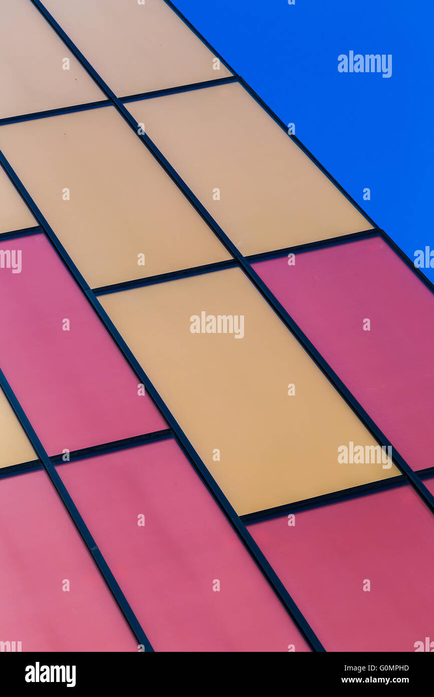 Bunte & moderne studentisches Wohnen in der Nähe von Stadtzentrum von Liverpool genannt Krone Platz an einem Frühling Nachmittag erfasst. Stockfoto