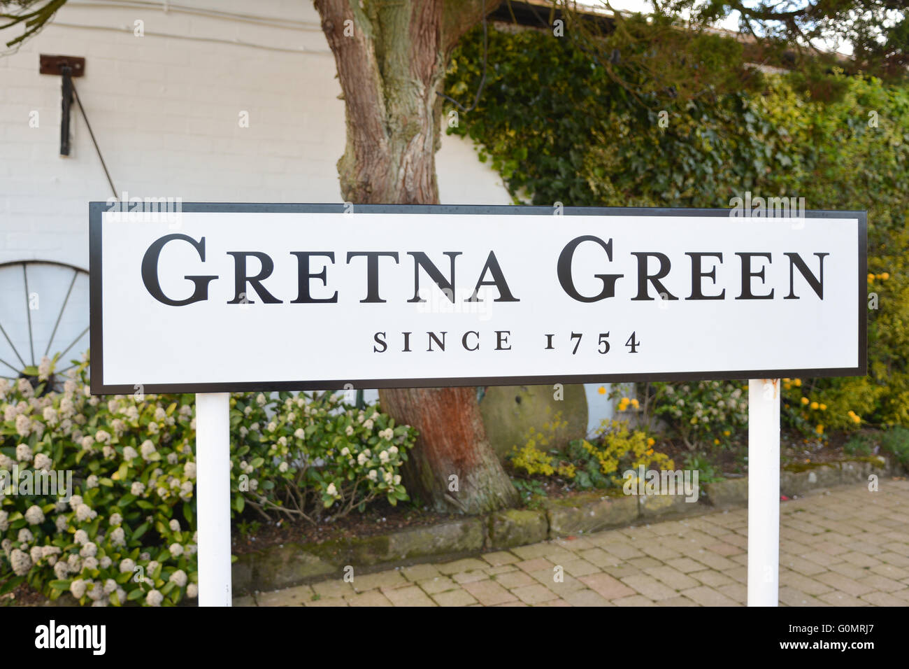 Melden Sie sich außerhalb der berühmten alten Schmiede Shop in Gretna Green, Schottland, UK, Europa Stockfoto