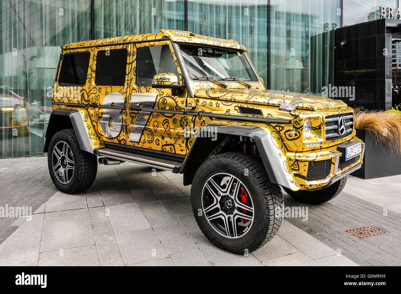 DUBLIN, IRLAND. MAI 01 2016 - Ein Mercedes G-Wagen mit verblüffter Goldlackierung parkt in Dublin vor dem Gumball 3000-Rennen nach Bukarest Stockfoto