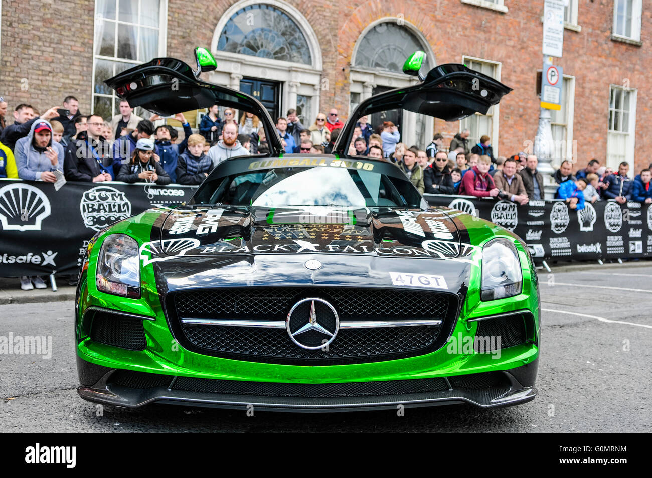 DUBLIN, IRLAND. 1. Mai 2016 - kommt A Mercedes SLS vom Team Black Falcon für den Beginn der Gumball 3000 6 Tagesfahrt nach Bukarest.  Es ist oben mit offenen Flügeltüren geparkt. Stockfoto