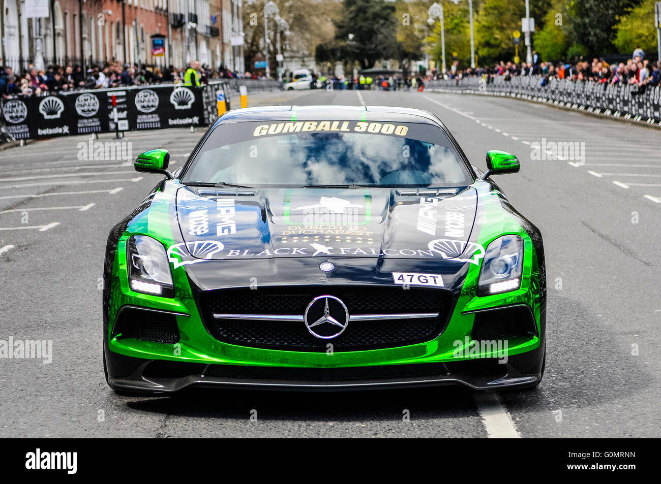 DUBLIN, IRLAND. 1. Mai 2016 - kommt A Mercedes SLS vom Team Black Falcon für den Beginn der Gumball 3000 6 Tagesfahrt nach Bukarest. Stockfoto