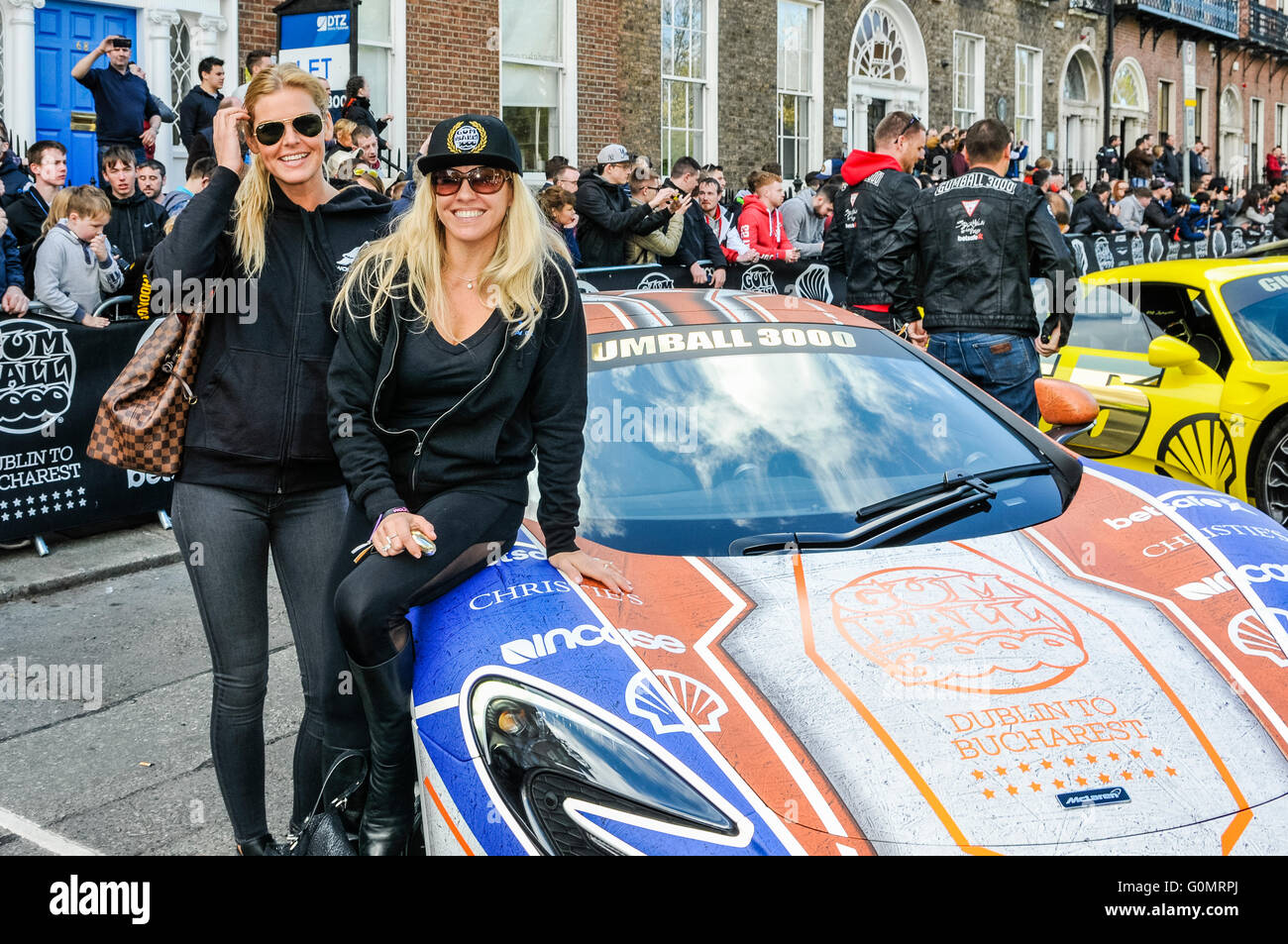 DUBLIN, IRLAND. MAI 01 2016 - zwei weibliche Teilnehmer stehen neben ihrer Maclaren 650S Spider, während der Gumball 3000 in Dublin auf einer 6-tägigen Fahrt nach Bukarest beginnt Stockfoto
