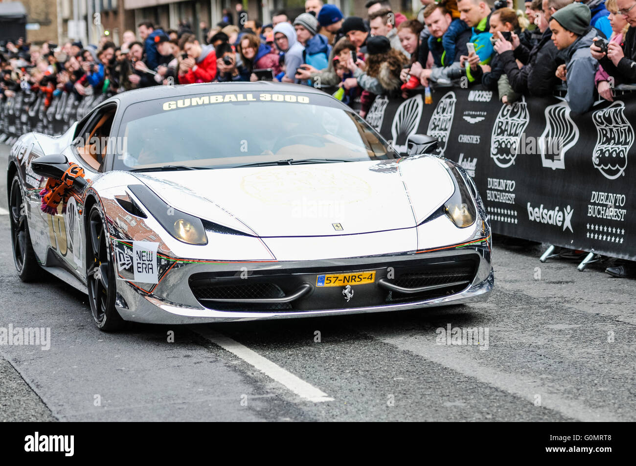 DUBLIN, IRLAND. 1. Mai 2016 - beginnt A Ferarri mit Silber verspiegelten Lackierung der 6-Tage-Fahrt nach Bukarest von Dublin wie es bei der Gumball 3000 Rally konkurriert. Stockfoto