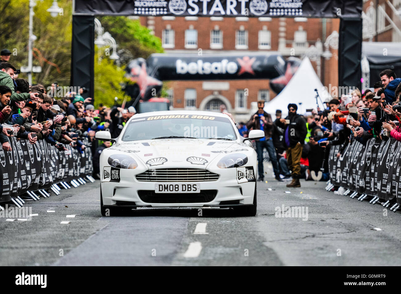 DUBLIN, IRLAND. 1. Mai 2016 - beginnt ein Aston Martin DBS auf eine 6-Tage-Fahrt nach Bukarest von Dublin im Rahmen der Gumball 3000 Rally. Stockfoto
