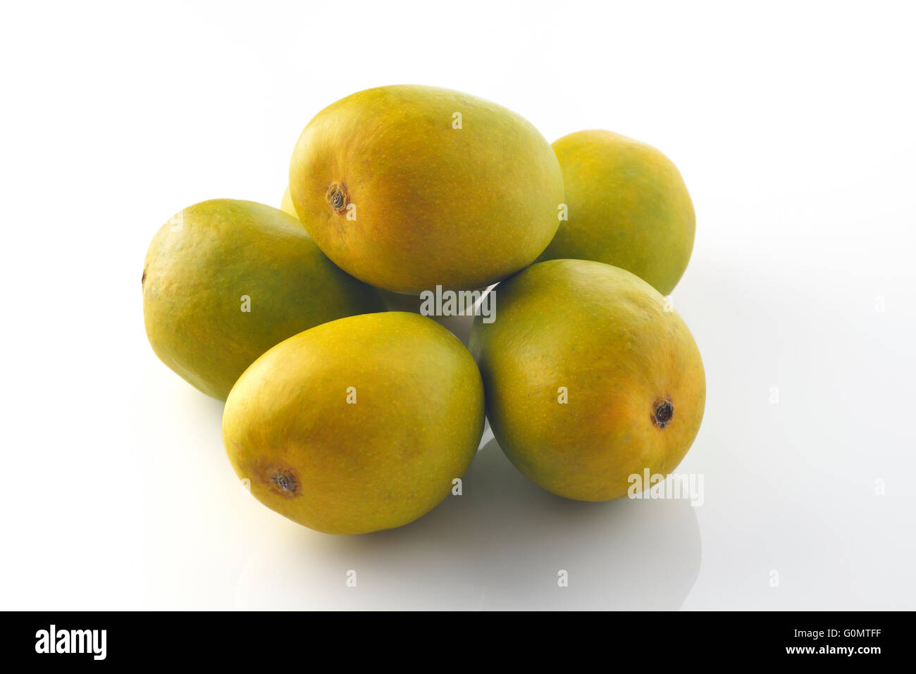 Stapel von Alphonso-Mangos auf weißem Hintergrund Stockfoto