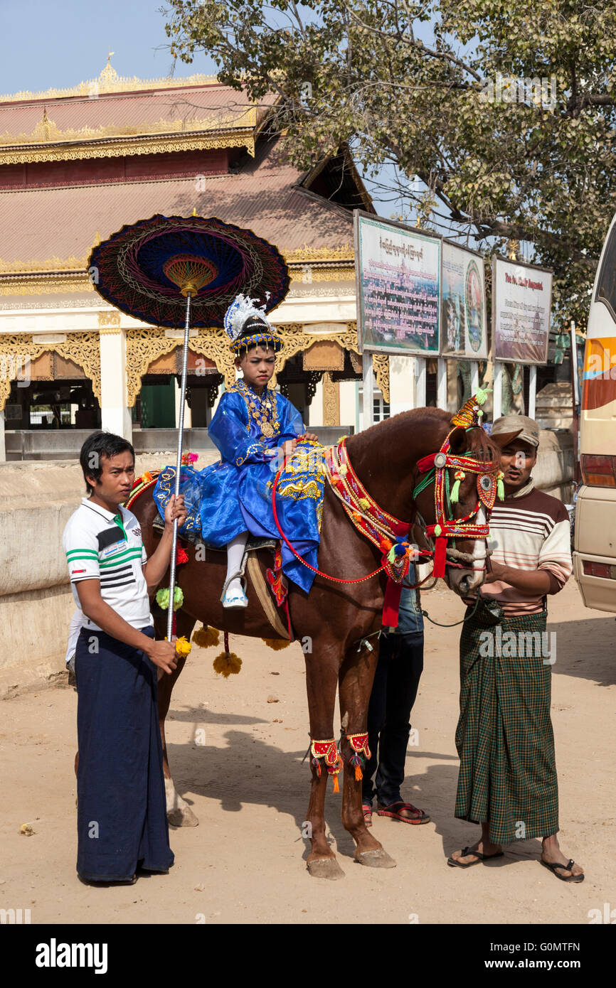In Old Bagan die parade anlässlich der Novitiation von kleinen Mädchen die in der Regel mit den Jungs eine (Myanmar) zusammenfällt. Stockfoto