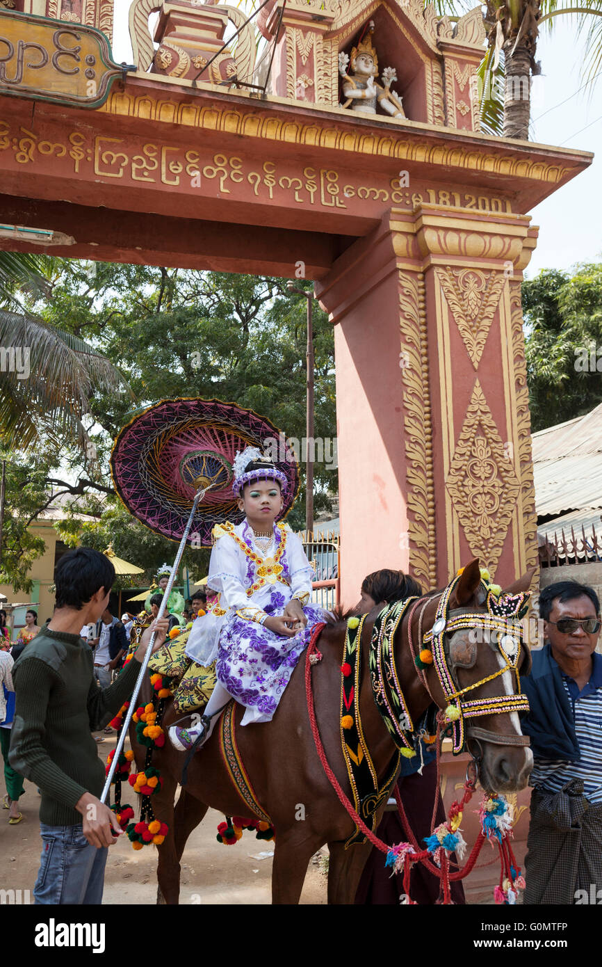 In Old Bagan die parade anlässlich der Novitiation von kleinen Mädchen die in der Regel mit den Jungs eine (Myanmar) zusammenfällt. Stockfoto
