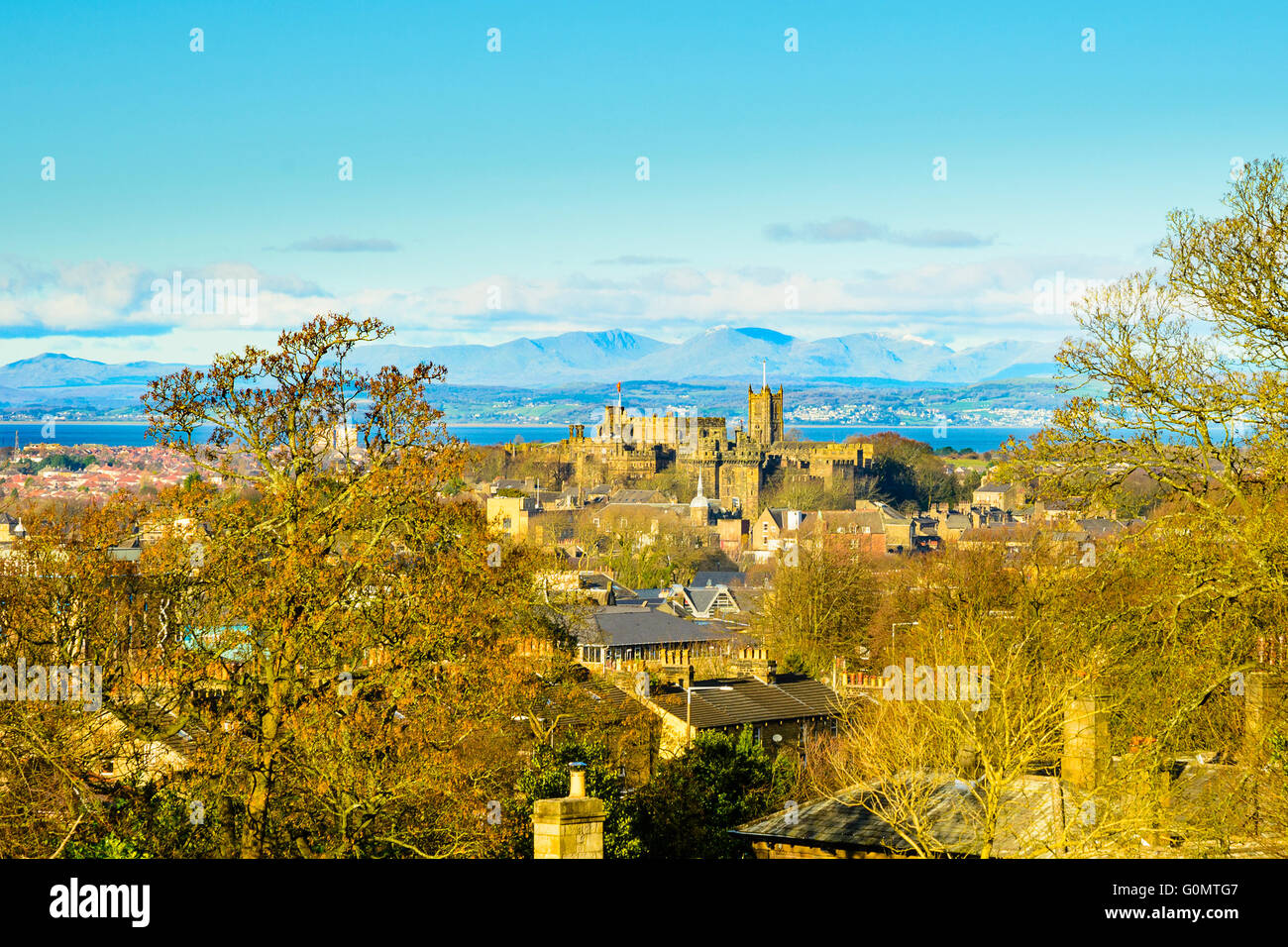 Blick Richtung Castle Hill Lancaster Lancashire England mit den Lakeland Fells darüber hinaus Stockfoto