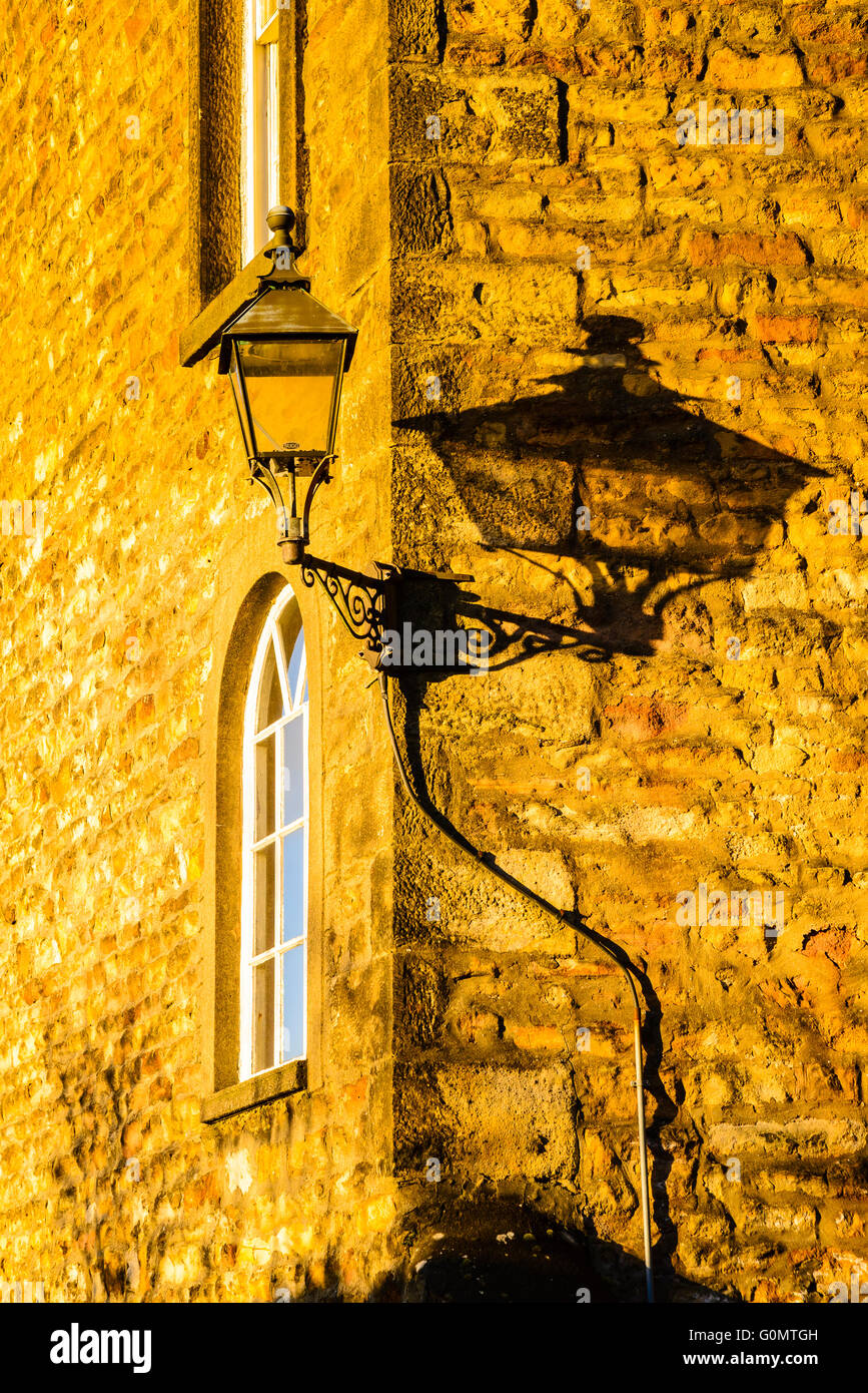 Schatten einer Laterne auf ein georgianisches Haus auf Castle Hill Lancaster Lancashire England Stockfoto