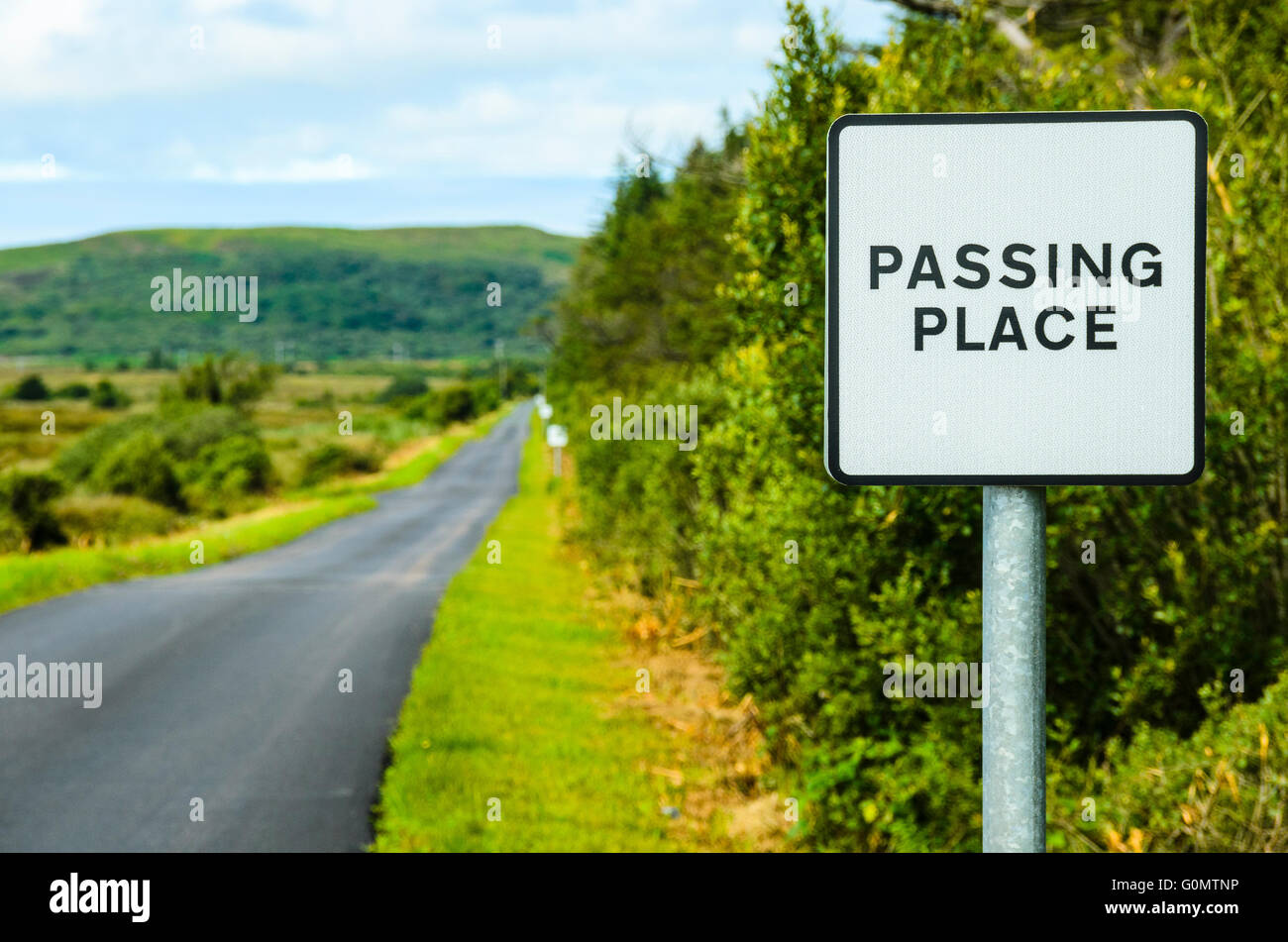 Vorbeifahrenden Ort Zeichen auf schmalen Straße auf der Insel Islay Schottland Stockfoto