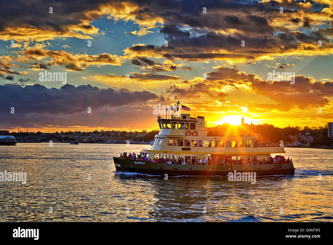 Sydney Fähren voller Passagiere in einen wunderschönen Sonnenuntergang Stockfoto